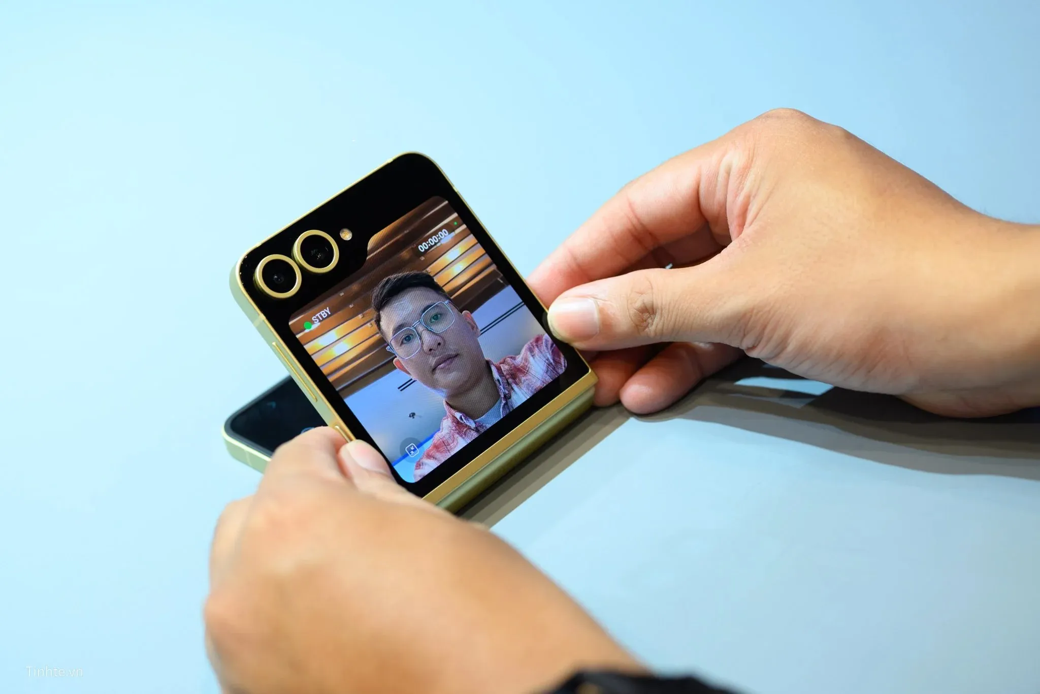 samsung z flip 6 thiết kế thời thượng trẻ trung, camera trước phù hợp selfie và quay vlog